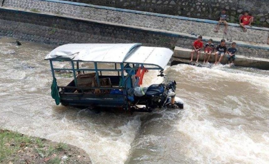 Fortuner Melintas, Motor Tiga Roda Hancur: Uang Rp 5 Juta Hilang di Jombang
