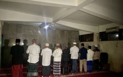 Momen Khusyu’ Warga Muslim Bali pada Salat Tarawih Terakhir menjelang Nyepi