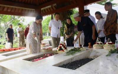 Mendekati Lebaran, Megawati Ziarah ke Makam Taufiq Kiemas dan Fatmawati