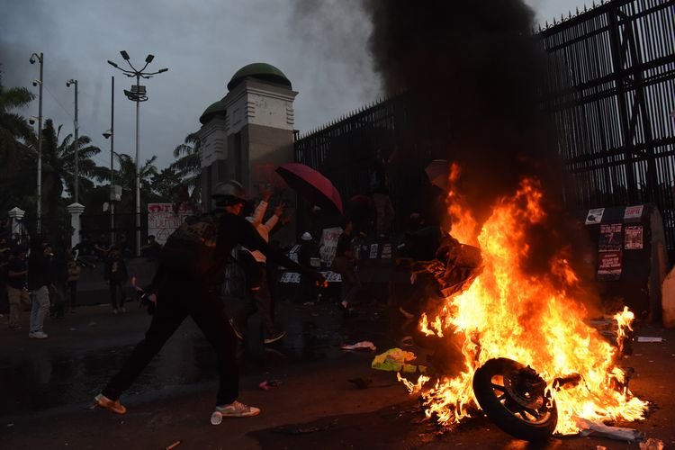 Demokrasi Terhambat, Partai Berubah Total