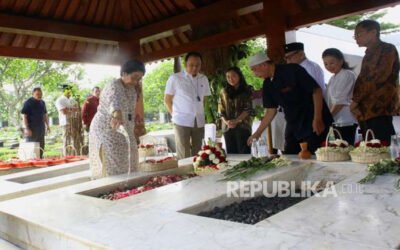 Megawati Ziarah ke Makam Taufiq Kiemas dan Fatmawati Sebelum Lebaran