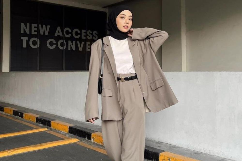 10 Gaya Pakai Celana Kulot Pinggang Tinggi yang Bakal Buat Tampil Lebih Jangkung