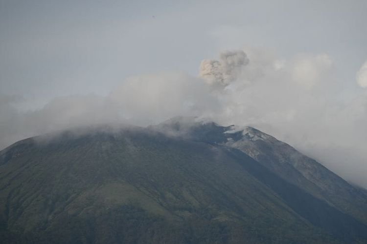 Gunung Berapi Ile Lewotolok Meletus 54 Kali, Senter Lava Pijarnya Menggetarkan Bumi