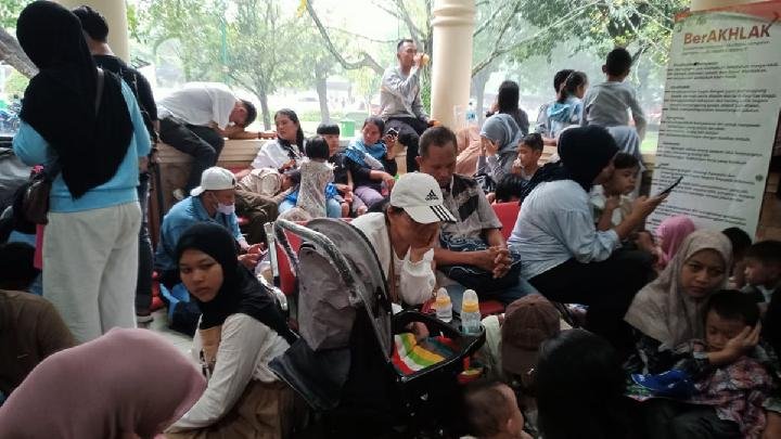 Tiket Cuma 4 Ribu, Kebun Binatang Ragunan Dipadati Pengunjung di Hari Pertama Lebaran