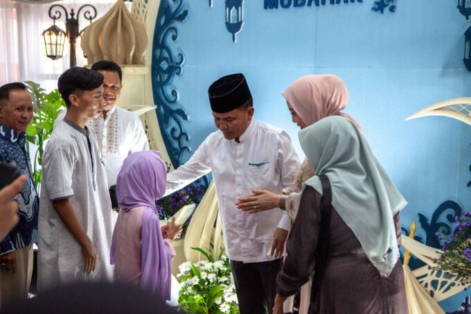 Lebaran yang Hangat: Gubernur Kalteng Sambut Tamu dengan Antusiasme dalam Open House